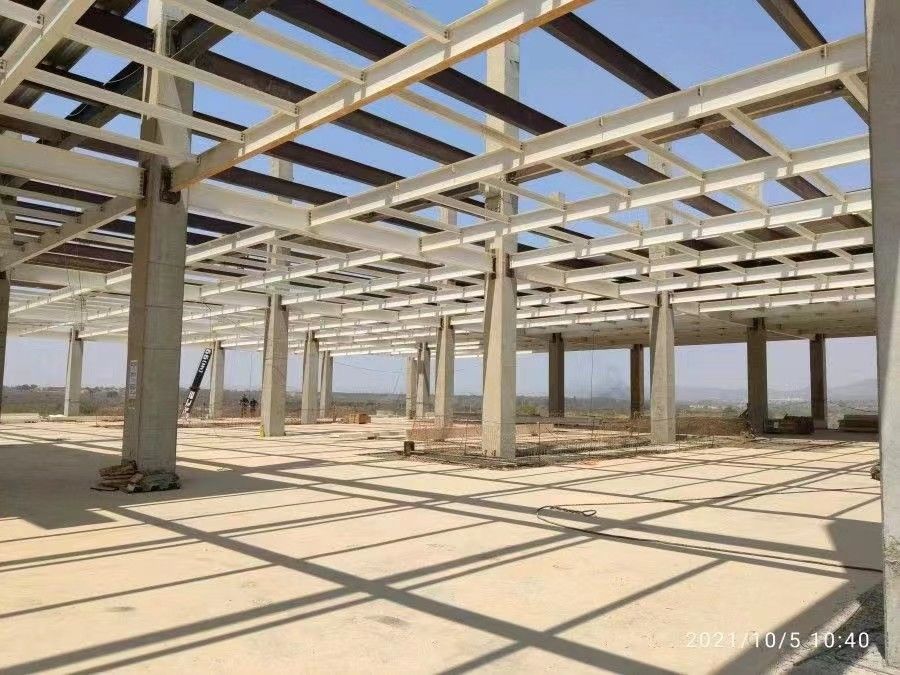 Almacén de estructura de acero prefabricado y versátil para el almacenamiento de productos terminados
